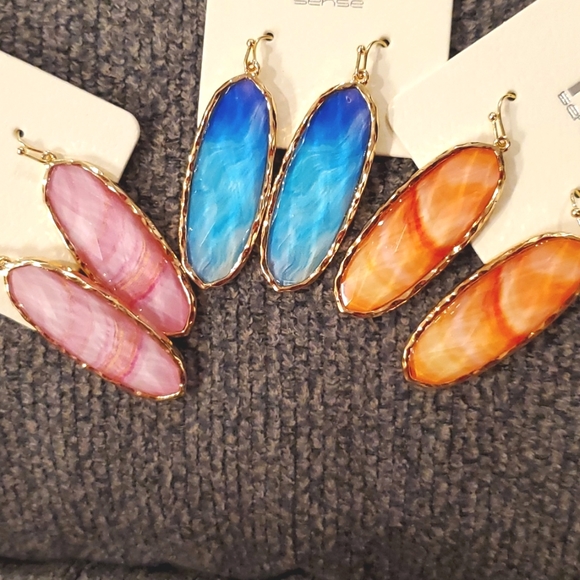 Oval beveled marbled acrylic orange blue pink pierced earrings Goldtone - Picture 2 of 10